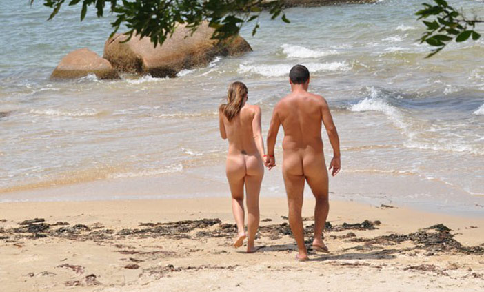 Adoro ver os homens olhando minha mulher na praia de nudismo