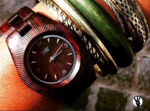 relógio de madeira moda sustentável