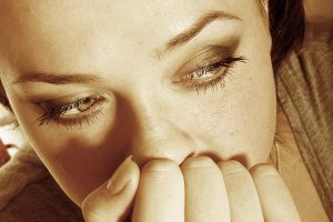 mulher pensando triste